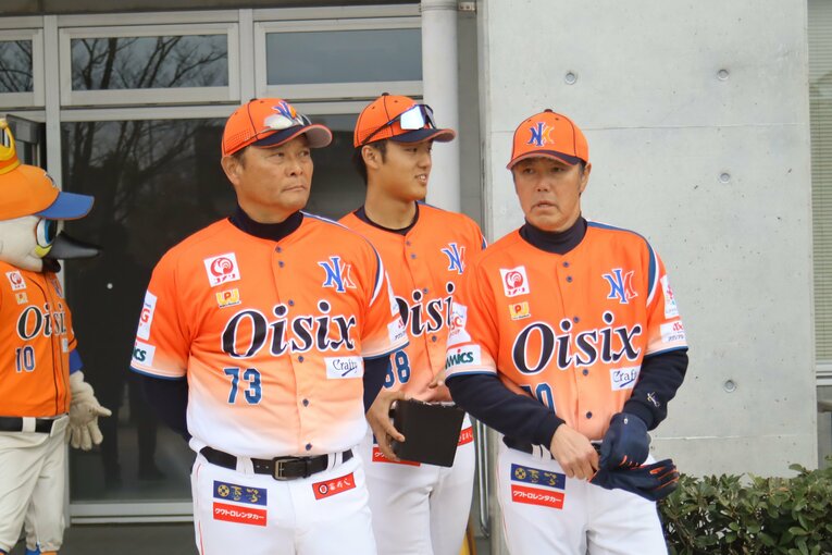 見送りをする橋上秀樹監督や選手 ©Kou Hiroo