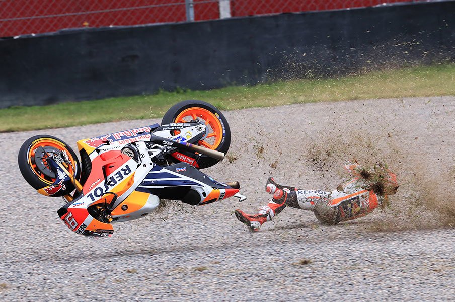 マルケスの走りは“勝利 or 転倒”。MotoGP序盤の番狂わせを検証する。<Number Web> photograph by Satoshi Endo
