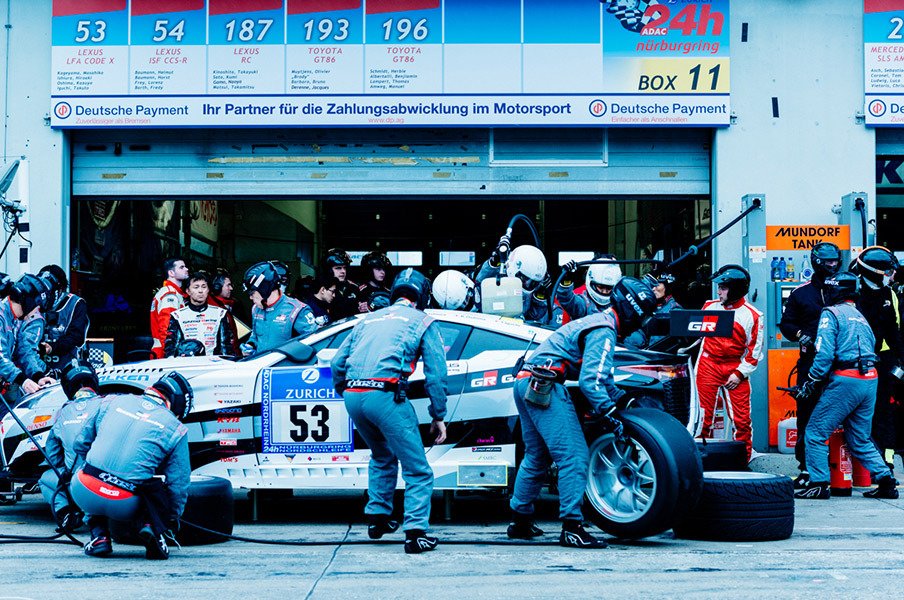 レースでコンマ1秒を縮める壮絶な作業。ピットマンの闘いを知っているか?<Number Web> photograph by TOYOTA