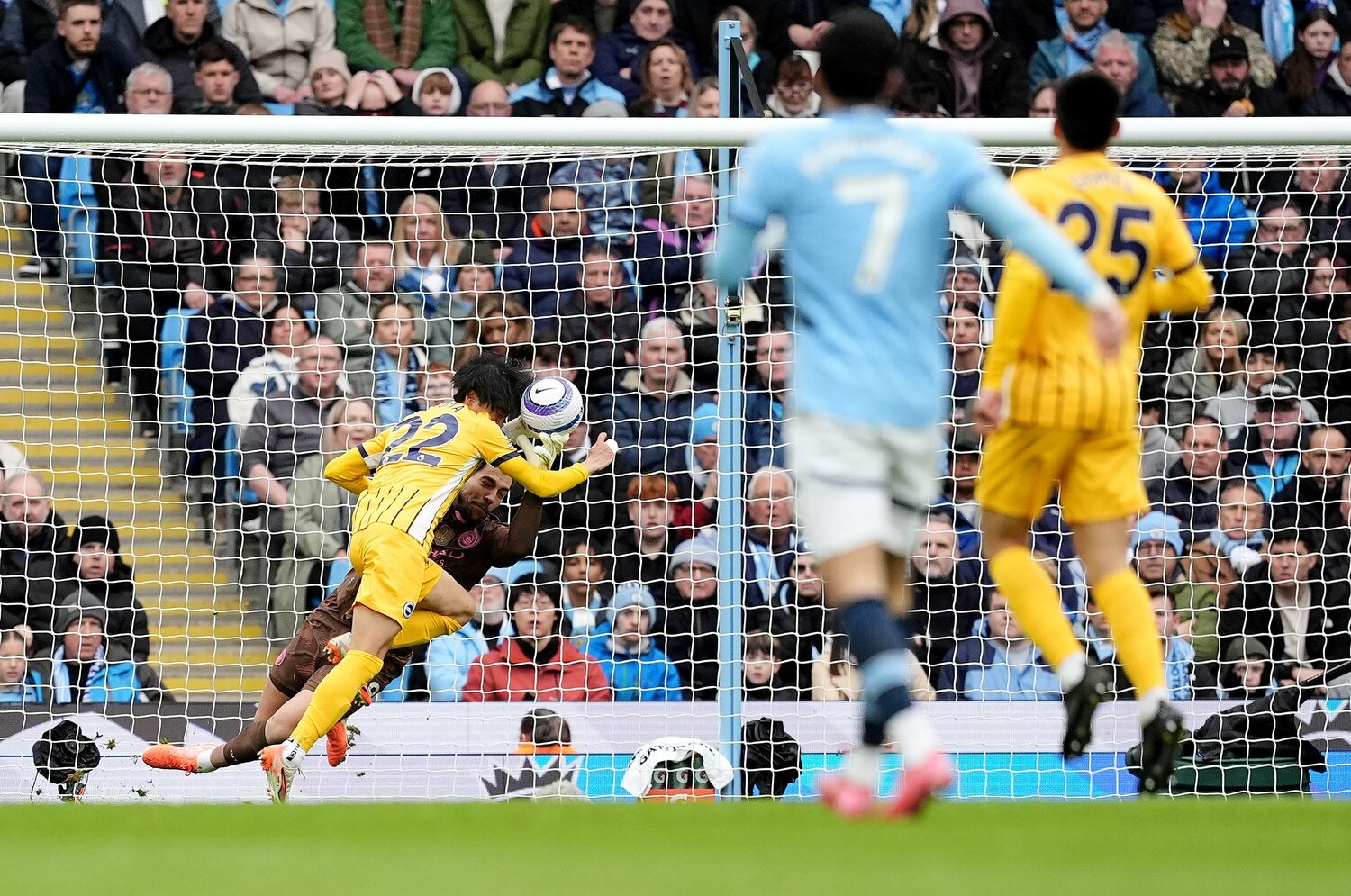 3月15日、マンチェスターシティ戦。前半6分、三笘の“幻のゴール”のシーン。結果的にファール判定になったが、三笘は当たり負けしなかった　©AFLO