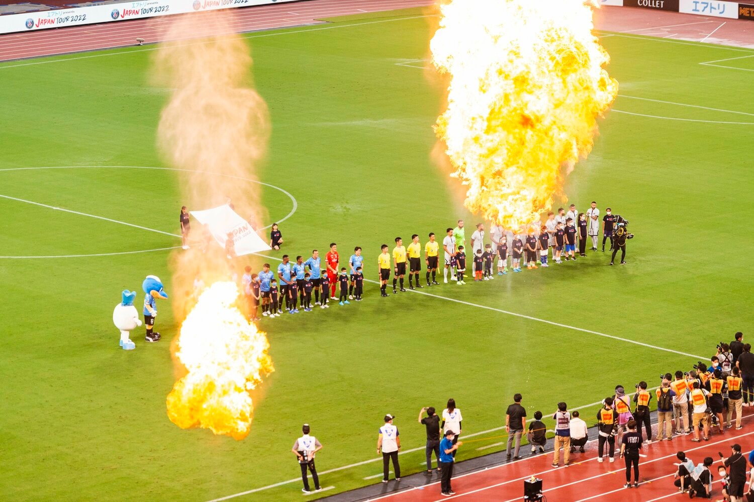 試合前には演出のファイアーが。100万円席でも熱を感じたんだから、ピッチレベルはなおさらだったのでは　©Wataru Sato