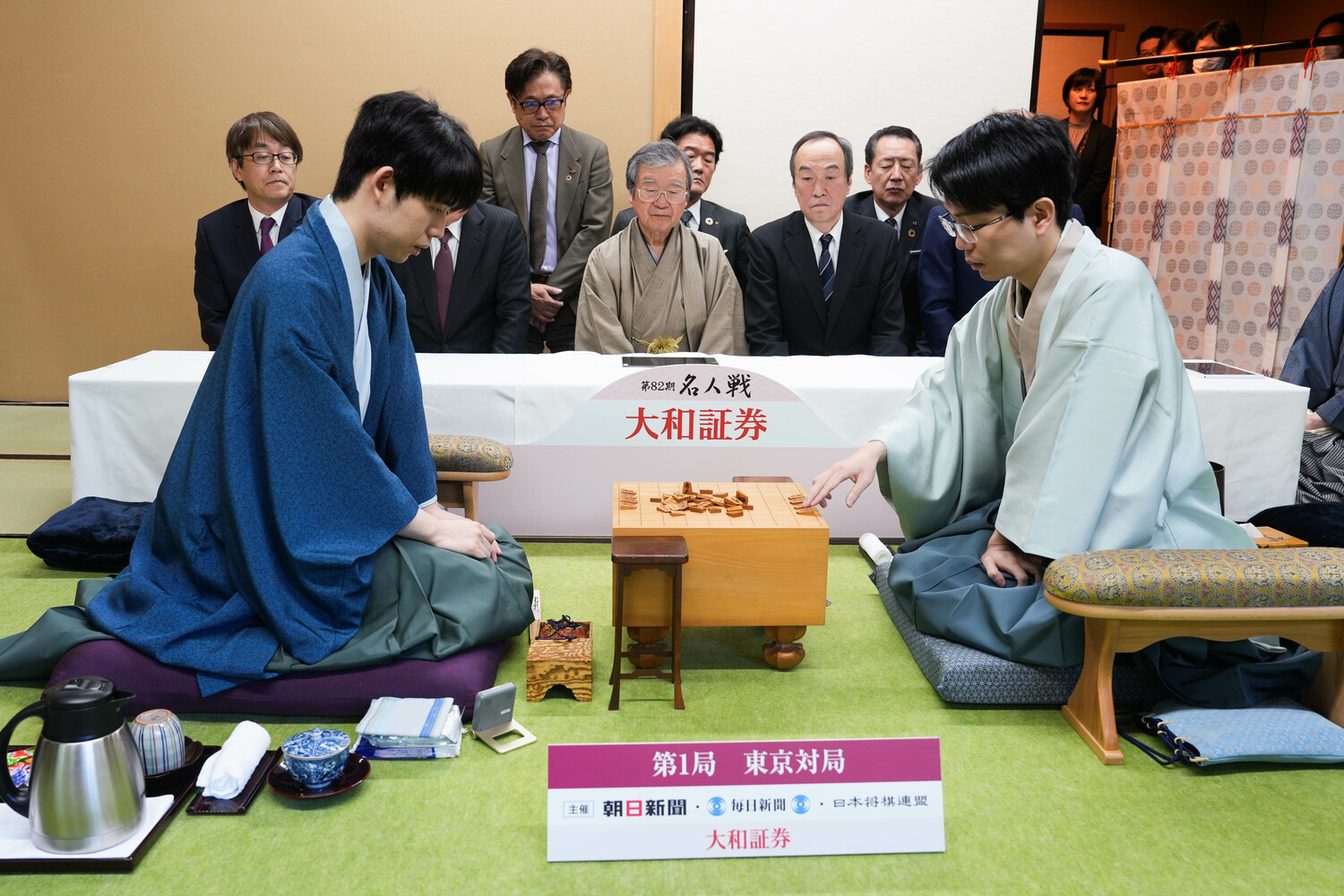 名人戦第1局の対局前。羽生善治会長の姿も　©日本将棋連盟
