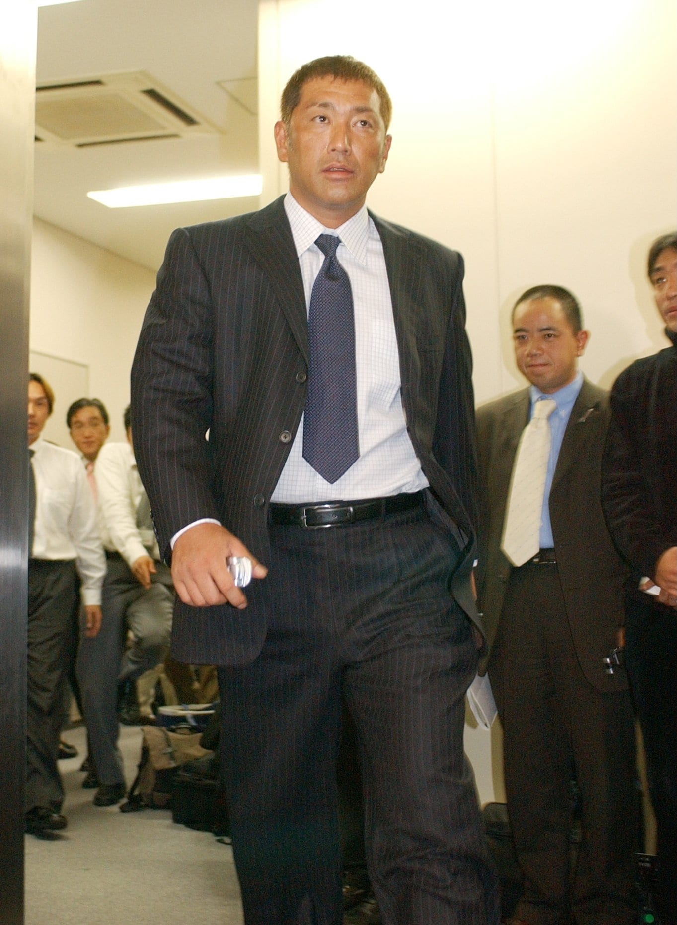 写真は2004年12月、契約更改を終えた清原和博。ぶぜんとした表情で球団事務所を出る　©JIJI PRESS