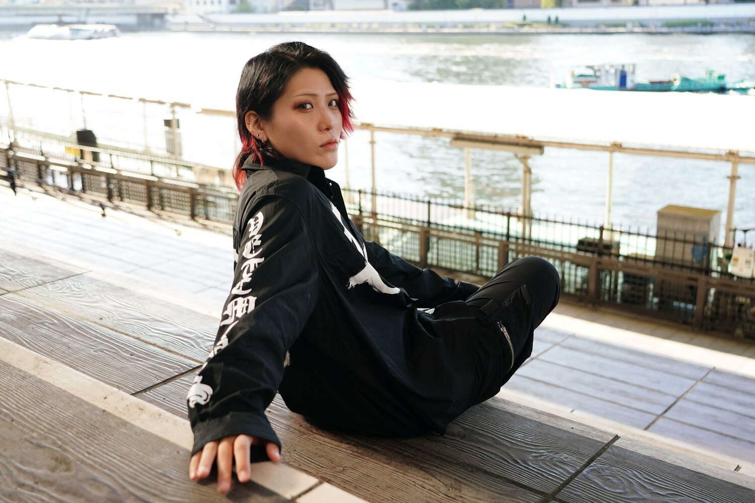 隅田川沿いで撮影した撮り下ろしフォト　©Essei Hara