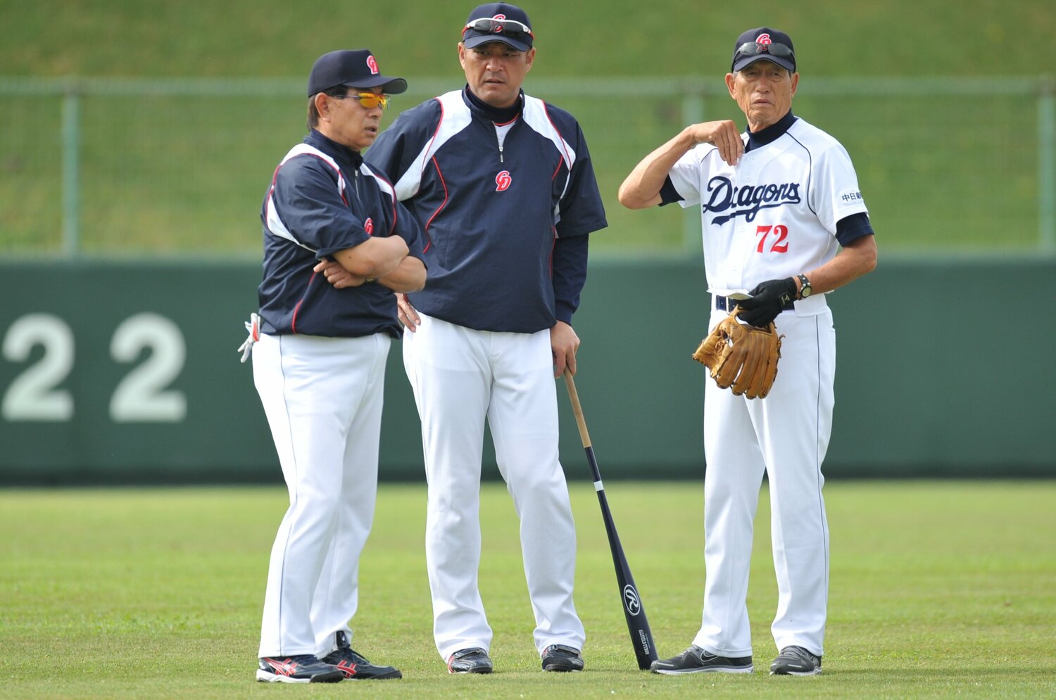 2012年のキャンプで高木守道、権藤博と話をする近藤　©Hideki Sugiyama