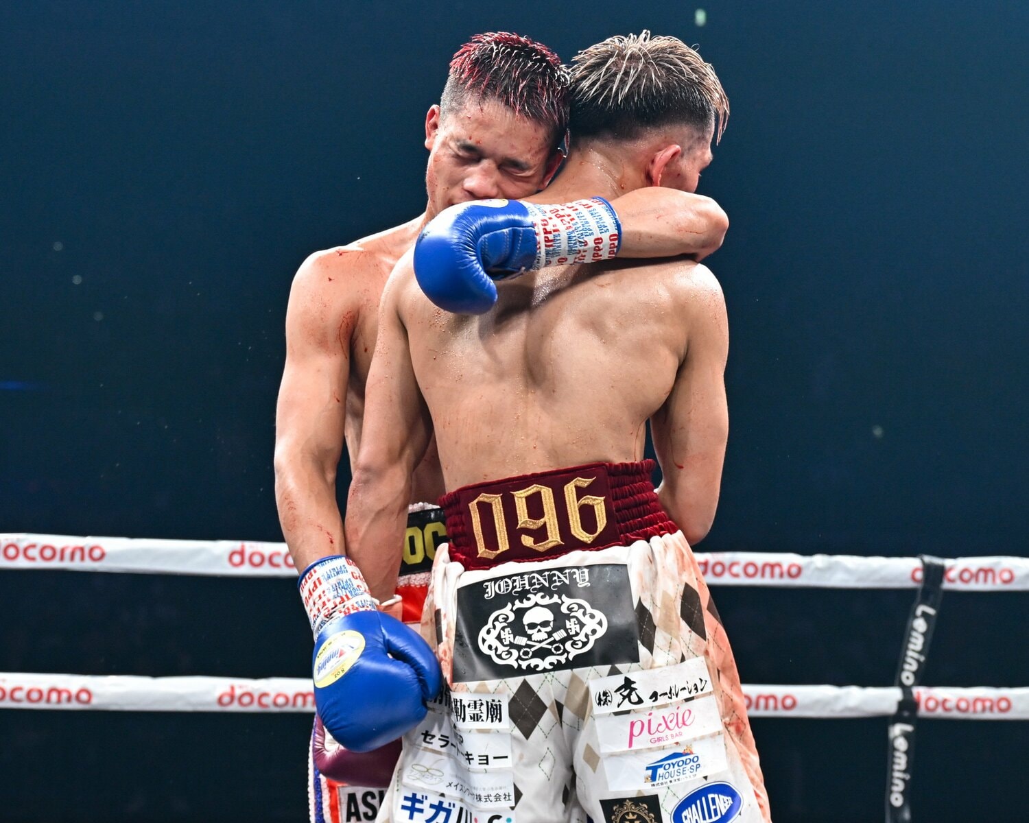 堤と健闘を称え合った穴口。控え室で意識を失い、病院で緊急手術を行った　©︎Hiroaki Yamaguchi