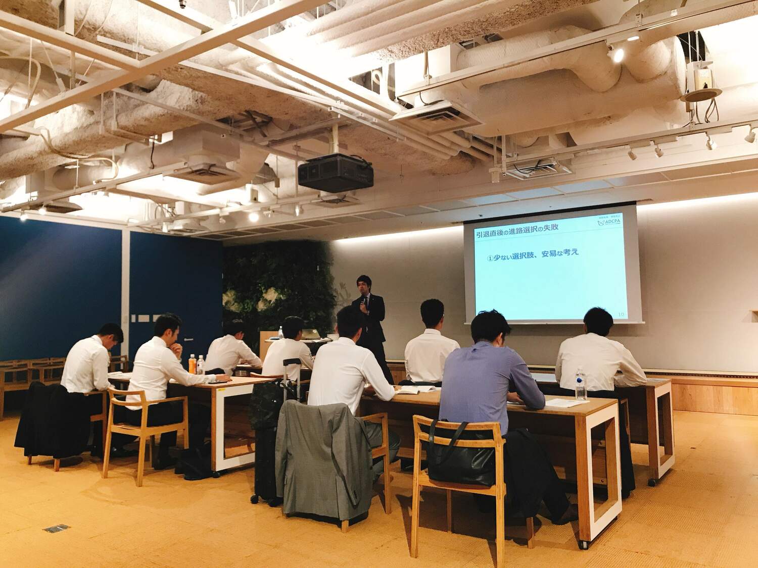 プロ野球選手会が主催する「退団研修会」で自らの経験を語る奥村さん（本人提供）