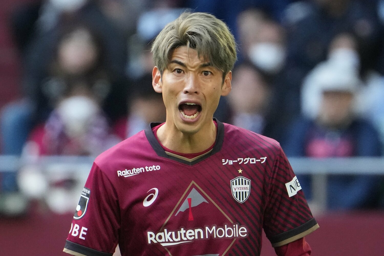 “鬼の形相”で佐々木大樹に激を飛ばす大迫勇也　©Masashi Hara