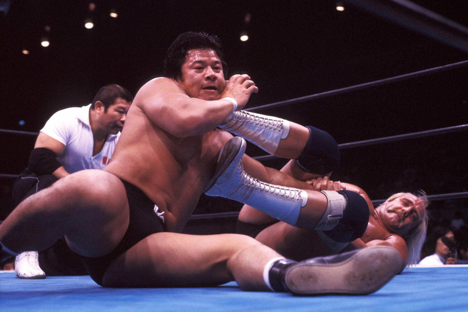 藤波辰爾をアームバーで攻めるハルク・ホーガン　©Essei Hara