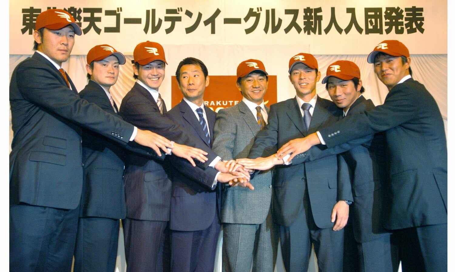 2004年12月、楽天の新入団選手発表会見。右から平石洋介、塩川、6人目が一場靖弘　©KYODO
