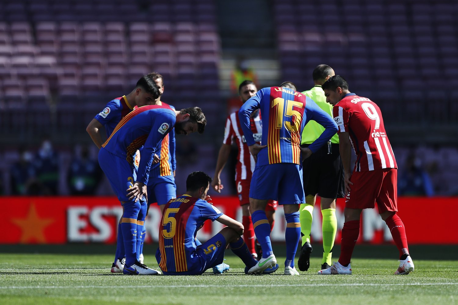 ブスケッツのアクシデントにスアレスらも心配そうに駆け寄る©Daisuke Nakashima