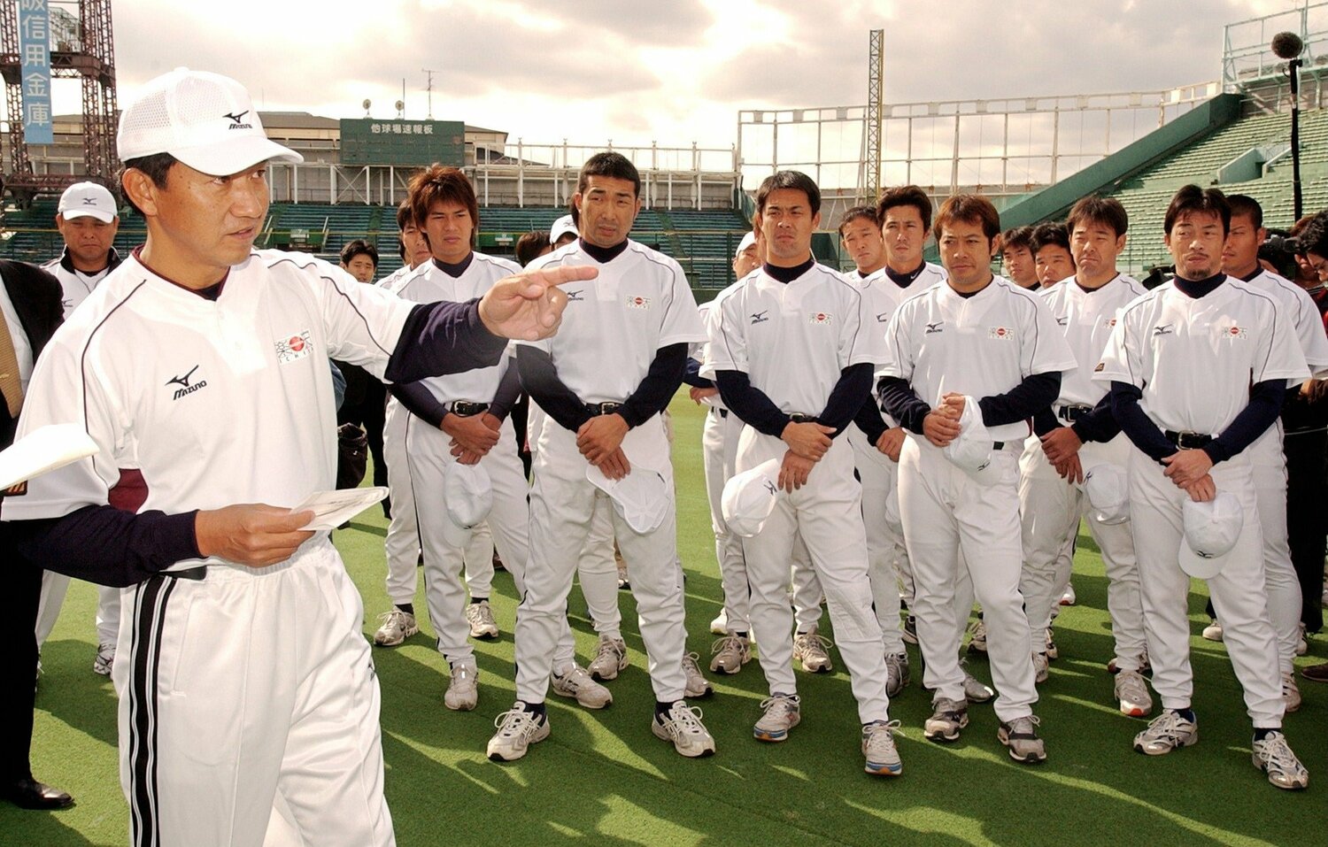 2004年11月、楽天の初練習。当時まだユニフォームのデザインが未完成のため、真っ白の練習着で指示を出す田尾監督　©JIJI PRESS