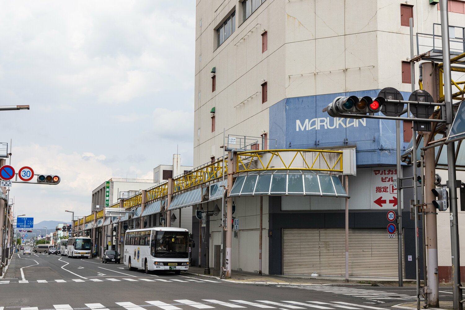 2016年に閉店したマルカン百貨店（大食堂など一部フロアは営業している）。