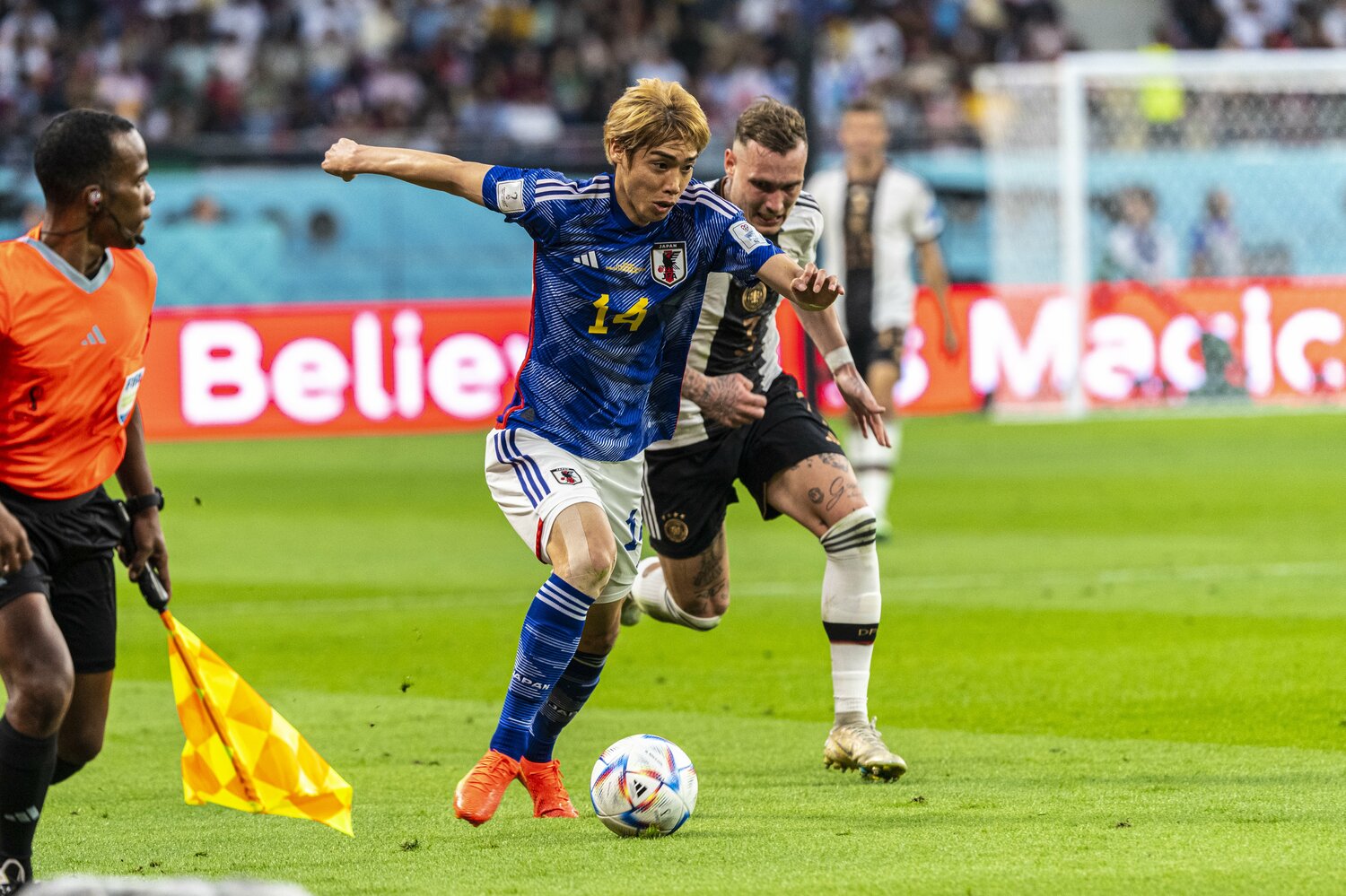 2列目右サイド、2シャドー、さらに右ウイングバックとポジションを変えながらフル出場した伊東純也 ©Takuya Sugiyama/JMPA