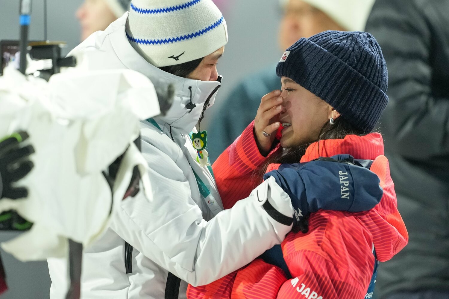 ミラノ五輪混合団体で銅メダルを獲得した高梨。伊藤からのハグに、思わず涙がこぼれた　©Tsutomu Kishimoto／JMPA