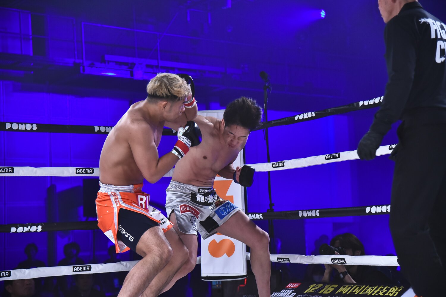 朝倉未来の「返しの右フック」をガードするYA-MAN　©RISE CREATION