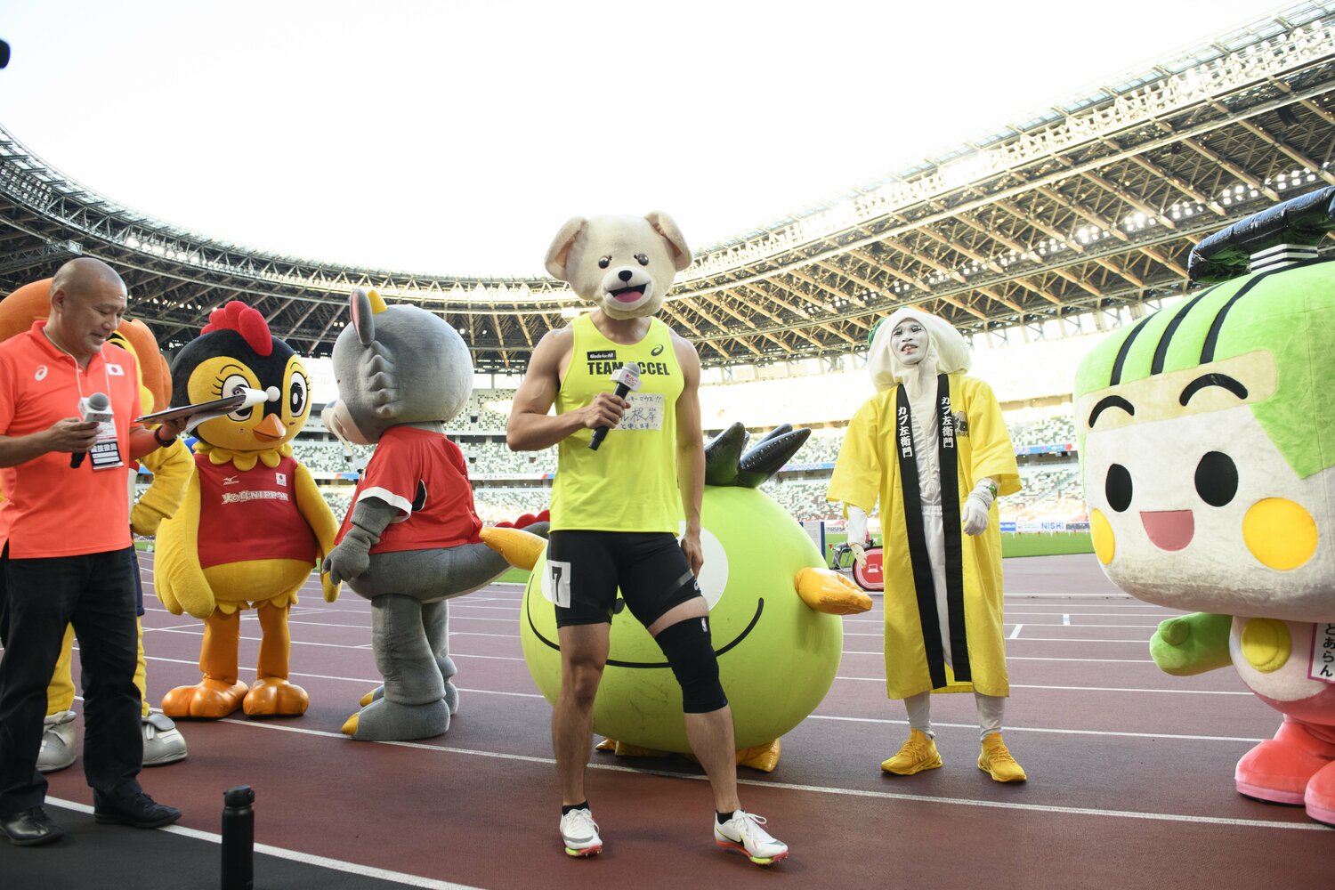 左膝にサポーターを巻き、この一戦に臨んだマッスル根岸。右隣のカブ左衛門とも親交を深めた　©Hirofumi Kamaya