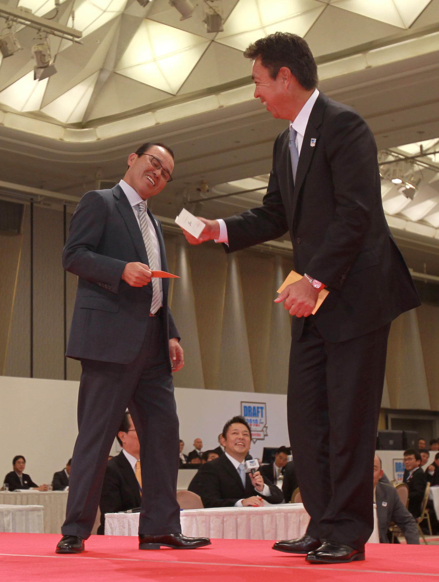 「外れ外れ1位」の履正社・山田哲人をめぐり抽選したのは当時オリックス監督の岡田彰布とヤクルト監督の小川淳司。くじを外した岡田監督は思わずこの表情　©JIJI PRESS