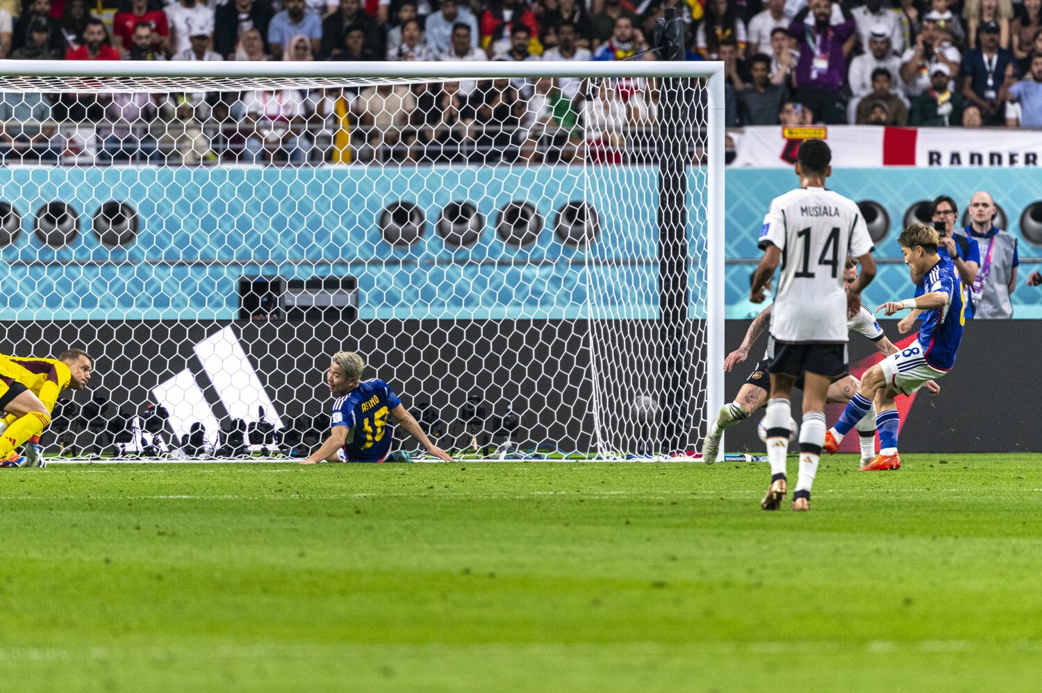 ドイツのムシアラ越しに見える堂安のシュート直前の瞬間　©Takuya Sugiyama/JMPA