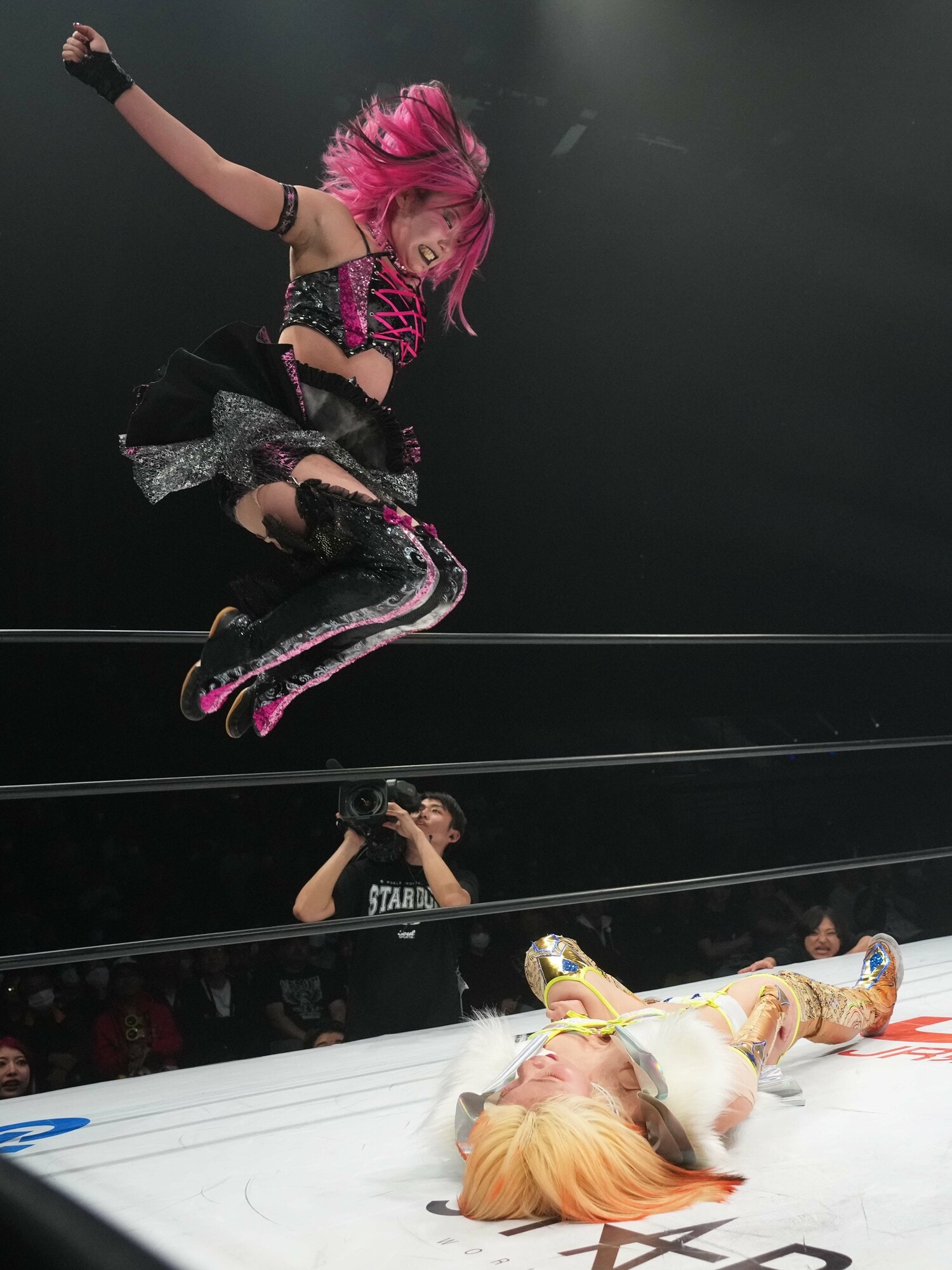 コーナーからダブルニーを落とす吏南　©Essei Hara