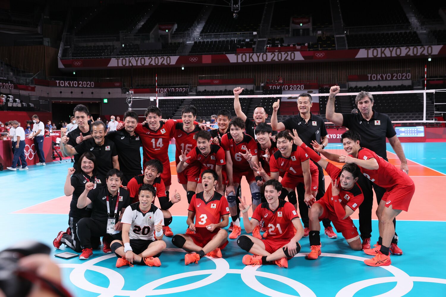 東京五輪では29年ぶりとなる8強に進出した日本代表。中垣内祐一（後列右から2番目）はフィリップ・ブランをコーチに招聘し、強化を進めてきた　©︎JMPA