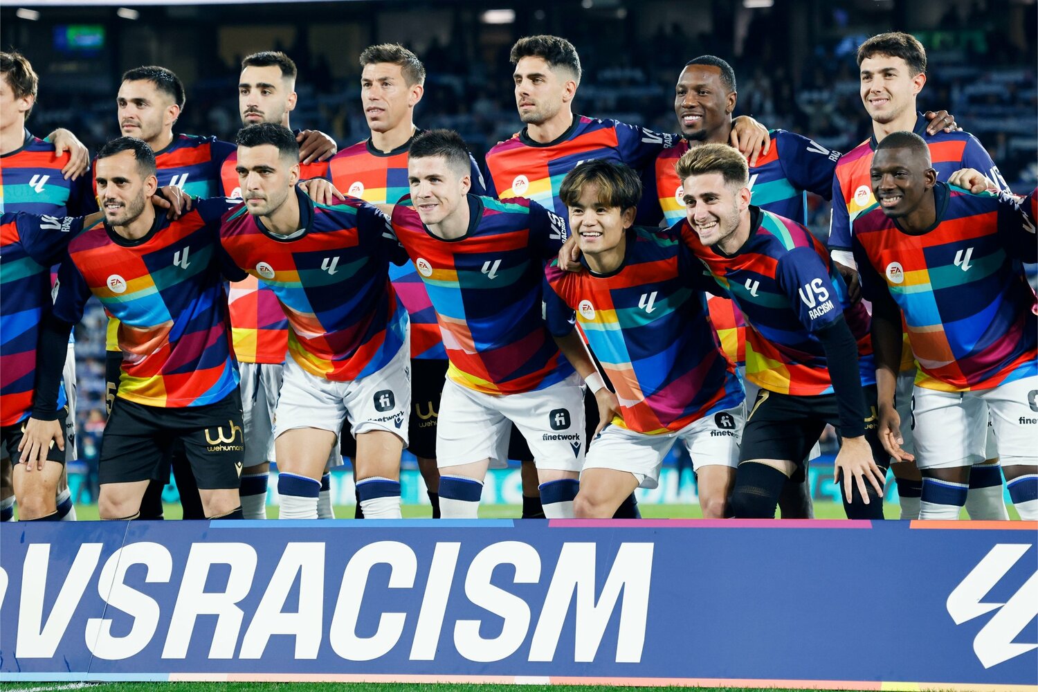 記念撮影では、元同僚ナバーロと笑顔で肩を組んで