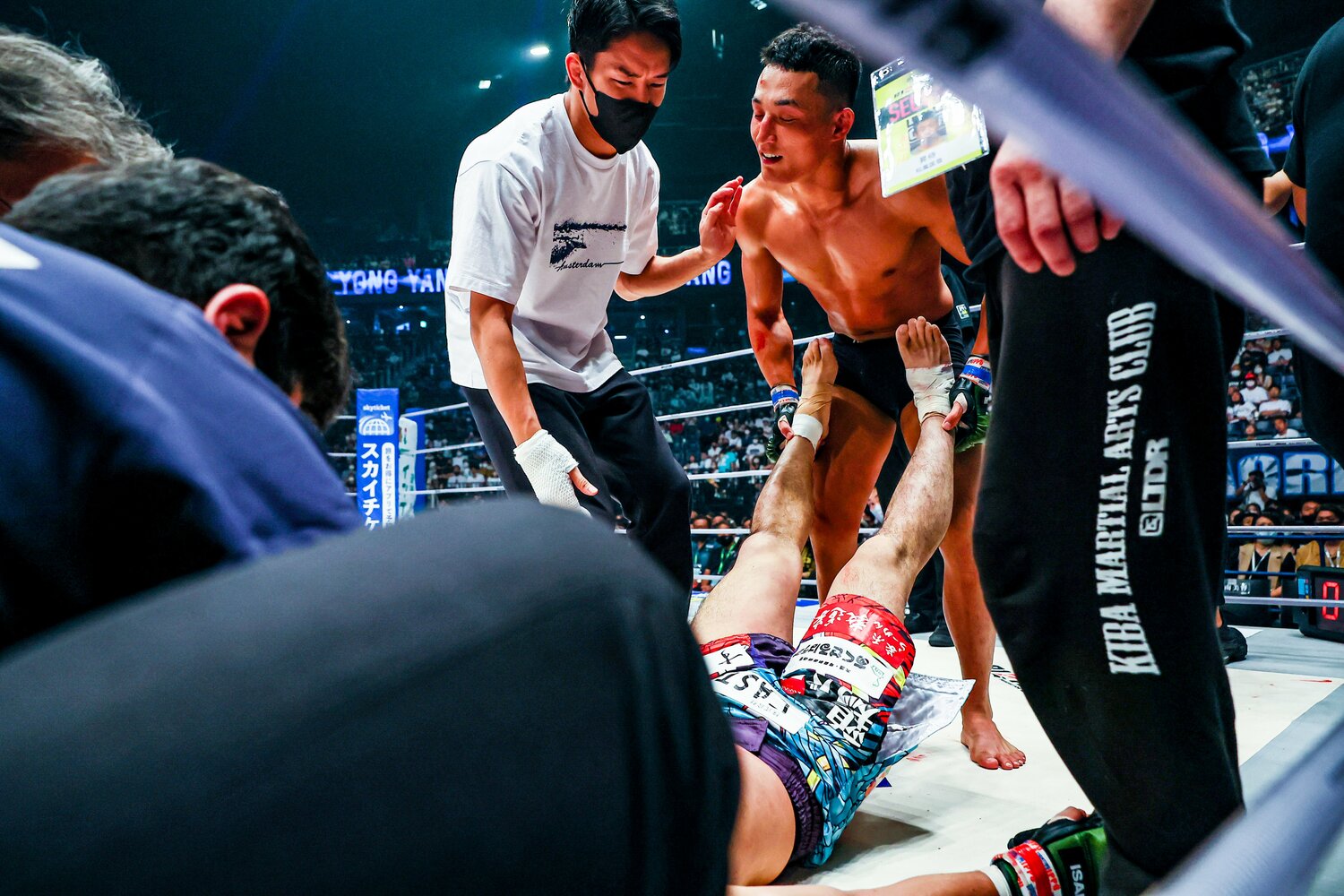 試合直後、昇侍の身体を慮ったヤン。朝倉海も駆け寄った　©RIZIN FF Susumu Nagao