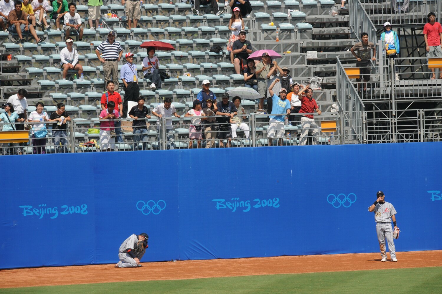 悲劇の落球直後。うなだれるG.G ©JMPA