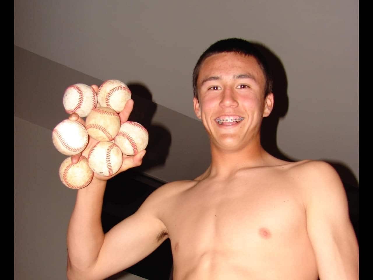 手が大きいヌートバーは片手で7つのボールを持つことができる（母・久美子さん提供）