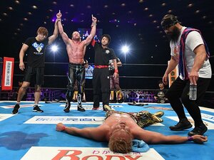 IWGP大阪城決戦は1時間越えの死闘！新王者ケニー・オメガ、10年間の執念。