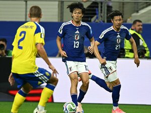 「10人で戦っていたんで」鎌田大地が思わずポツリ…中村敬斗のソックスを履き替えさせた“審判への違和感”「それでも選手は切り替えていた」