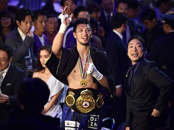 村田諒太がついに、ついに世界王者。次は「僕より強いチャンピオン」と。＜Number Web＞ photograph by Hiroaki Yamaguchi
