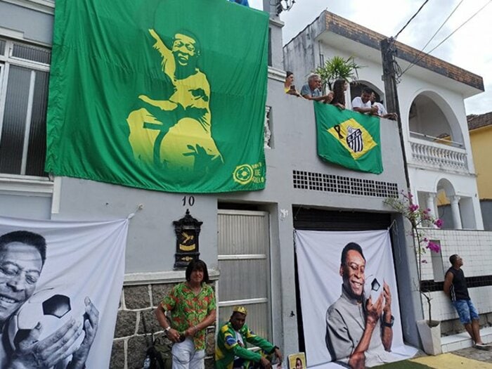 メッシとマラドーナを祝福のち天国へ…“24時間態勢”ペレ葬儀に23万人、刻まれた「1940～∞」ブラジル在住日本人が見た“盛大な別れ”＜Number Web＞ photograph by Hiroaki Sawada