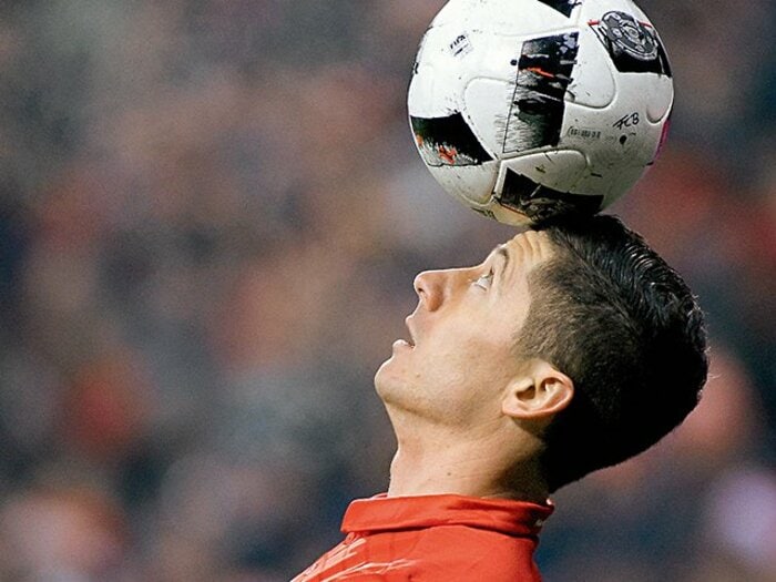 本当なら今季のバロンドールだった!?レバンドフスキ独占インタビュー。＜Number Web＞ photograph by Alexis Reau/L'Equipe