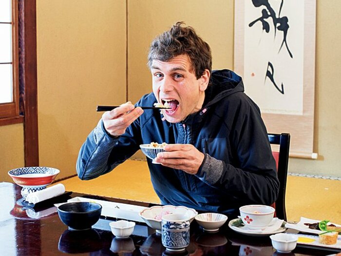 アダーナン・フィン（記者）×ウガリ＆和食 「ケニアでも日本でも、ランナー大国たる食文化を発見できた」＜Number Web＞ photograph by Nanae Suzuki