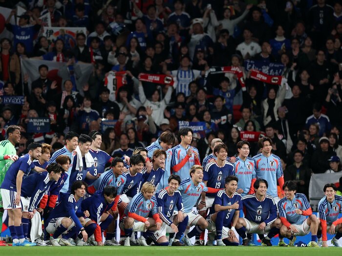 「ニッポン！」コール直後…“品格”を見せた日本代表サポ「ゴミ拾いだけでなく」「今や世界水準」英国フットボール聖地で絶賛された振る舞い＜Number Web＞ photograph by Justin Setterfield/Getty Images