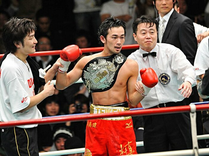 山中慎介、劇的な勝利。岩佐亮佑は「“倒れさせてくださいよ”って」＜Number Web＞ photograph by Hiroaki Yamaguchi