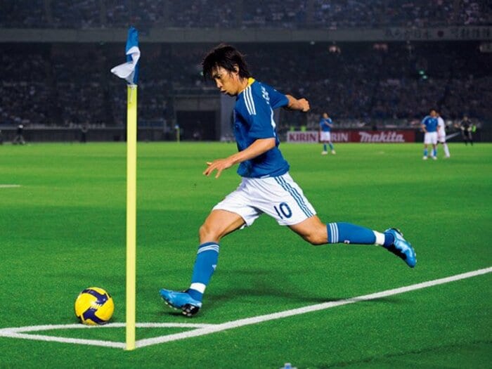 “歴代最高の日本人フリーキッカー”中村俊輔が語った「セットプレーの極意」とは?「一番狙っていたのはフクさん(福西崇史)」<Number Web> photograph by Takuya Sugiyama