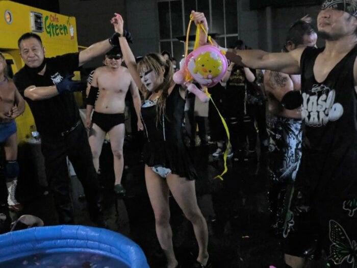 舞台はプール、水着で水鉄砲乱射!? ラム会長と個性派団体『666』が追い続ける「プロレスで不謹慎」の精神＜Number Web＞ photograph by Norihiro Hashimoto