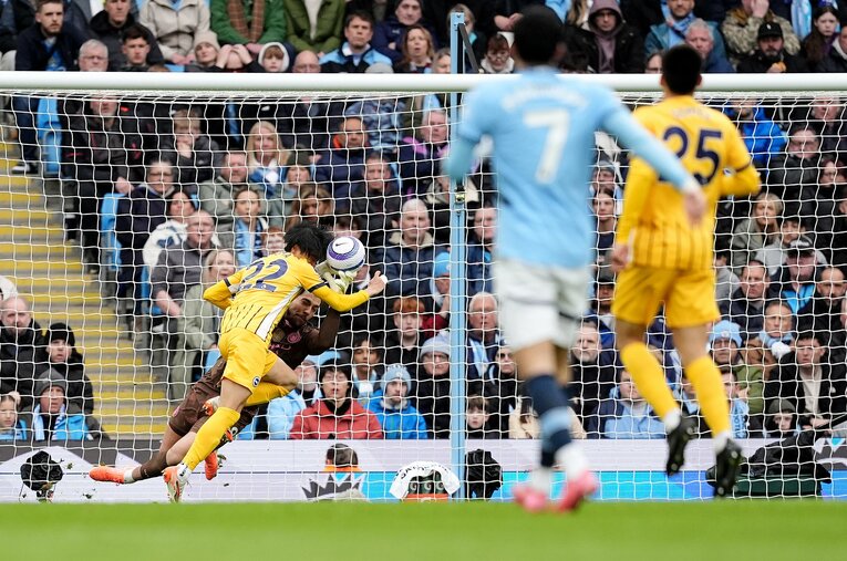 3月15日、マンチェスターシティ戦。前半6分、三笘の“幻のゴール”のシーン。結果的にファール判定になったが、三笘は当たり負けしなかった　©AFLO