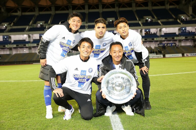 かつての教え子たちも加入し、就任1年で町田ゼルビアをJ1へ導いた黒田剛監督（前列右）　 ©︎J.LEAGUE