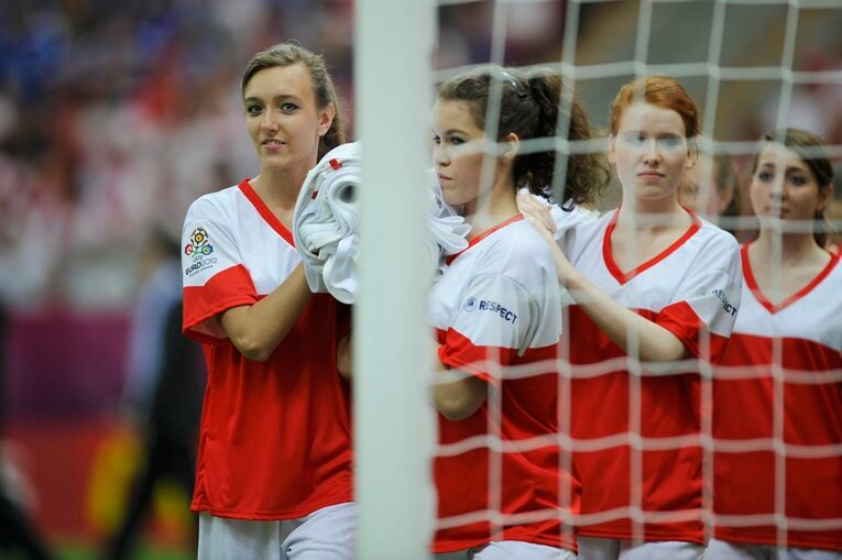 EUROにいた美しい女性サポーターの応援姿（50枚超）　©Sports Graphic Number