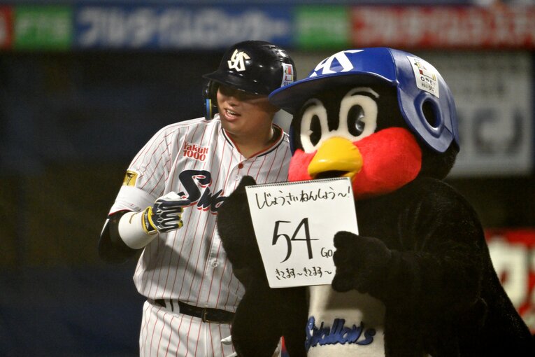 つば九郎と54号本塁打を祝して2ショット　©︎Hideki Sugiyama