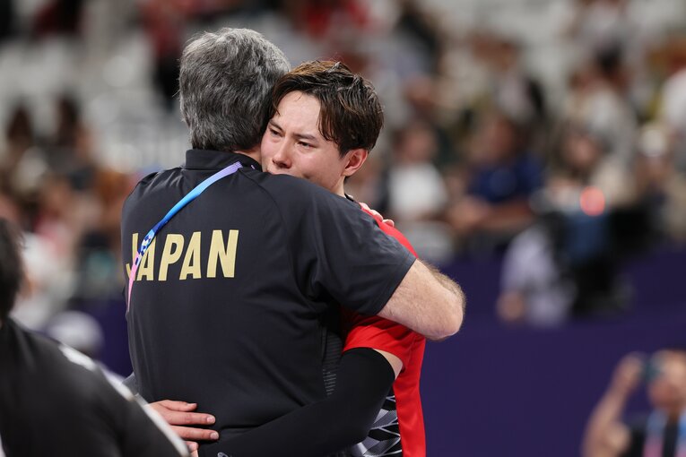 パリ五輪を最後に退任したブラン前監督。イタリア戦後、涙の高橋藍とハグ　©JMPA