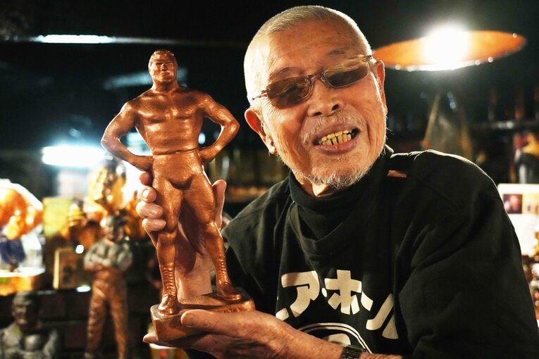 アントニオ猪木のブロンズ像を手に微笑む熊本市「ビア・ホールMAN」の村田善則マスター（91歳）　©Essei Hara