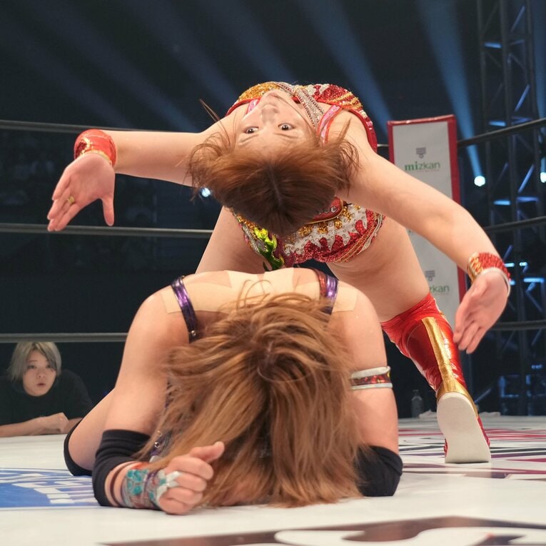 鎌固めを狙うSareee　©Essei Hara