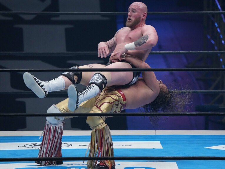 ジャーマンスープレックスでゲイブ・キッドを投げる辻陽太　©Essei Hara