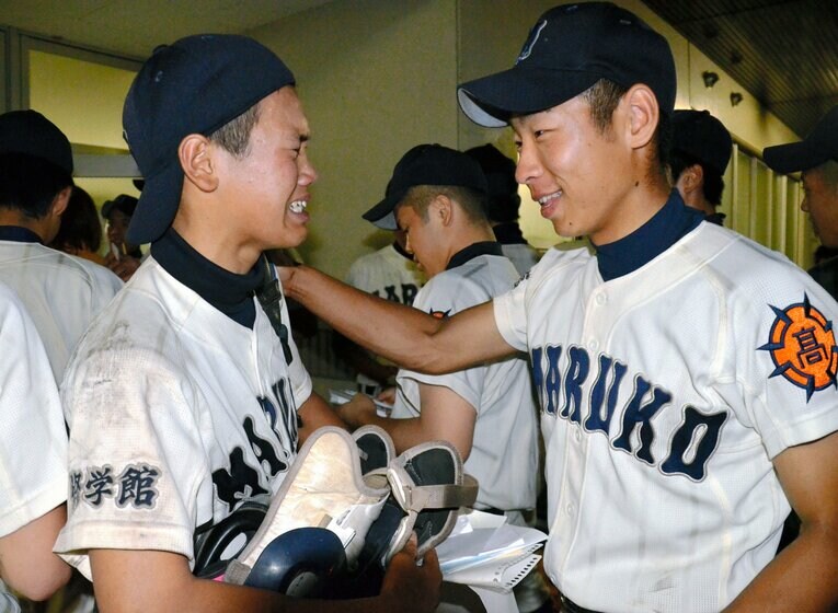 ベンチ入りできなかった選手たちによる「引退試合」を実施する学校も少なくない ©Asahi Shimbun