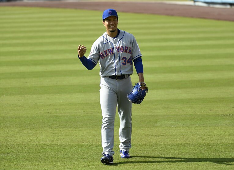 17日、調整を行う千賀、リフレッシュした表情を見せていた　©Getty Images