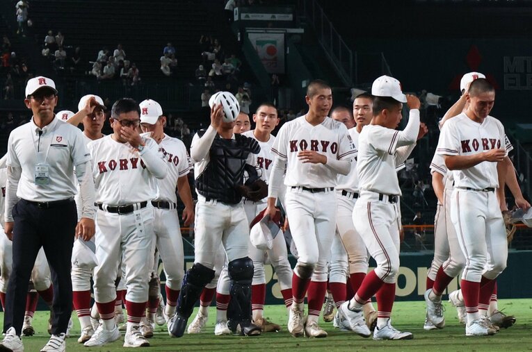 1回戦で旭川志峯に3-1で勝利した広島の広陵。試合前から紛糾していた暴力事件問題の影響からか、勝利後には監督・選手に目には涙も　©Sankei Shimbun